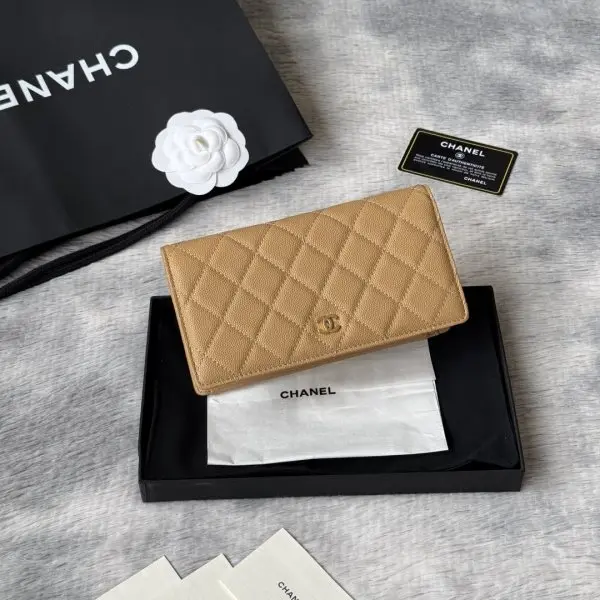 小香家 chanel 经典西装夹重磅到货最新小羊皮、球纹牛皮-鱼子酱牛皮质感，手感特别好！皮料五金，原单品质，信用卡位百元大钞 硬币口袋 支票jiay细节美到淋漓尽致！配全新全套！ 款号：AP0223-Ａ80285 尺寸10×19.5×2.5 cm