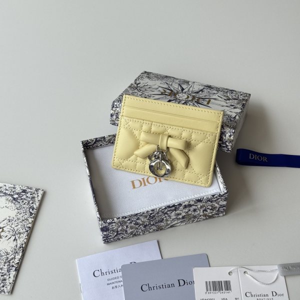 CD 新品上架 蝴蝶结尺寸：11.5*9*2 cm 卡片包 编号：S2064Dior最火爆登场！采用进口小羊皮，绝美绣线，做工精致，媲美！