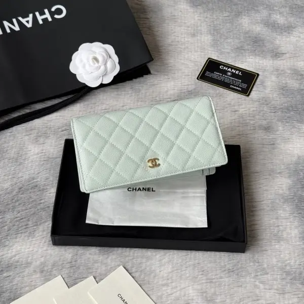 小香家 chanel 经典西装夹重磅到货最新小羊皮、球纹牛皮-鱼子酱牛皮质感，手感特别好！皮料五金，原单品质，信用卡位百元大钞 硬币口袋 支票jiay细节美到淋漓尽致！配全新全套！ 款号：AP0223-Ａ80285 尺寸10×19.5×2.5 cm
