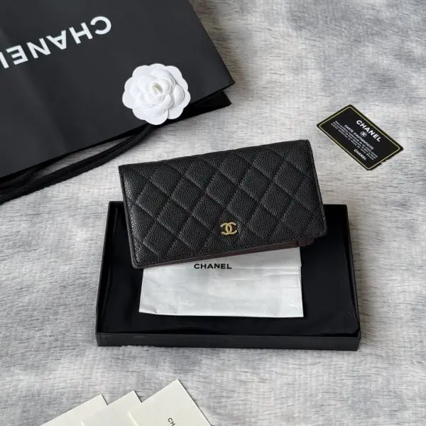 小香家 chanel 经典西装夹重磅到货最新小羊皮、球纹牛皮-鱼子酱牛皮质感，手感特别好！皮料五金，原单品质，信用卡位百元大钞 硬币口袋 支票jiay细节美到淋漓尽致！配全新全套！ 款号：AP0223-Ａ80285 尺寸10×19.5×2.5 cm