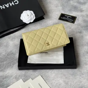 小香家 chanel 经典西装夹重磅到货最新小羊皮、球纹牛皮-鱼子酱牛皮质感，手感特别好！皮料五金，原单品质，信用卡位百元大钞 硬币口袋 支票jiay细节美到淋漓尽致！配全新全套！ 款号：AP0223-Ａ80285 尺寸10×19.5×2.5 cm