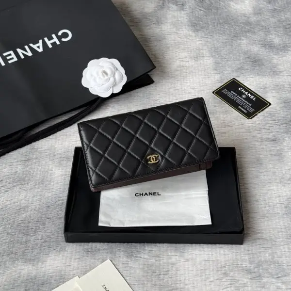 小香家 chanel 经典西装夹重磅到货最新小羊皮、球纹牛皮-鱼子酱牛皮质感，手感特别好！皮料五金，原单品质，信用卡位百元大钞 硬币口袋 支票jiay细节美到淋漓尽致！配全新全套！ 款号：AP0223-Ａ80285 尺寸10×19.5×2.5 cm