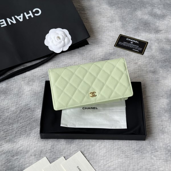 小香家 chanel 经典西装夹重磅到货最新小羊皮、球纹牛皮-鱼子酱牛皮质感，手感特别好！皮料五金，原单品质，信用卡位百元大钞 硬币口袋 支票jiay细节美到淋漓尽致！配全新全套！ 款号：AP0223-Ａ80285 尺寸10×19.5×2.5 cm