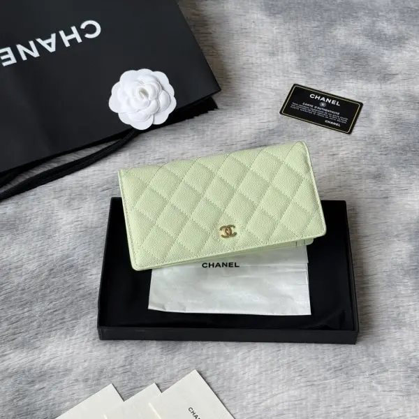 小香家 chanel 经典西装夹重磅到货最新小羊皮、球纹牛皮-鱼子酱牛皮质感，手感特别好！皮料五金，原单品质，信用卡位百元大钞 硬币口袋 支票jiay细节美到淋漓尽致！配全新全套！ 款号：AP0223-Ａ80285 尺寸10×19.5×2.5 cm