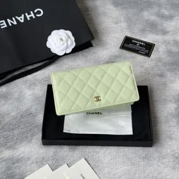 小香家 chanel 经典西装夹重磅到货最新小羊皮、球纹牛皮-鱼子酱牛皮质感，手感特别好！皮料五金，原单品质，信用卡位百元大钞 硬币口袋 支票jiay细节美到淋漓尽致！配全新全套！ 款号：AP0223-Ａ80285 尺寸10×19.5×2.5 cm