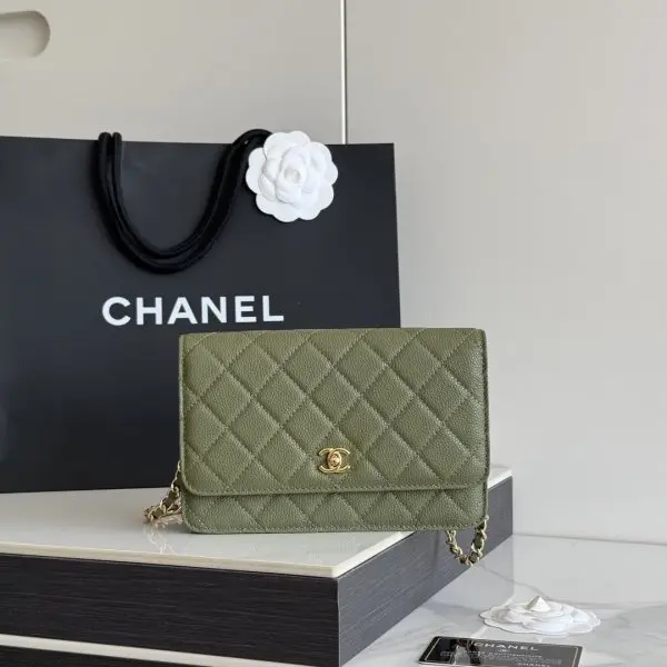 2026 新品 chanel woc 第三代 发财包 出新品，大球鱼子酱牛皮最经典款 斜挎单肩 手提 多种样式背法，酷酷的外形，让你走路都带风，经典的包型，包身方方正正，尺寸适合日常所有风格打扮，包身采用小牛皮皮制成，在自然光下光泽度很好，皮质与手感完全无法用言语表达，好的东西隔着屏幕也能感受到它的完美质感，菱格饱满但是不会过于凸起，饱满度自然，这个度很难把握 ，市场大部分都是做的过于饱满！华丽与气质的前沿，是你意想不到的尊贵。里配原版布。五金钢麦尺寸:19cmX12cmX3cm编号：AP4241