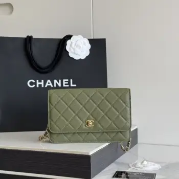 2026 新品 chanel woc 第三代 发财包 出新品，大球鱼子酱牛皮最经典款 斜挎单肩 手提 多种样式背法，酷酷的外形，让你走路都带风，经典的包型，包身方方正正，尺寸适合日常所有风格打扮，包身采用小牛皮皮制成，在自然光下光泽度很好，皮质与手感完全无法用言语表达，好的东西隔着屏幕也能感受到它的完美质感，菱格饱满但是不会过于凸起，饱满度自然，这个度很难把握 ，市场大部分都是做的过于饱满！华丽与气质的前沿，是你意想不到的尊贵。里配原版布。五金钢麦尺寸:19cmX12cmX3cm编号：AP4241