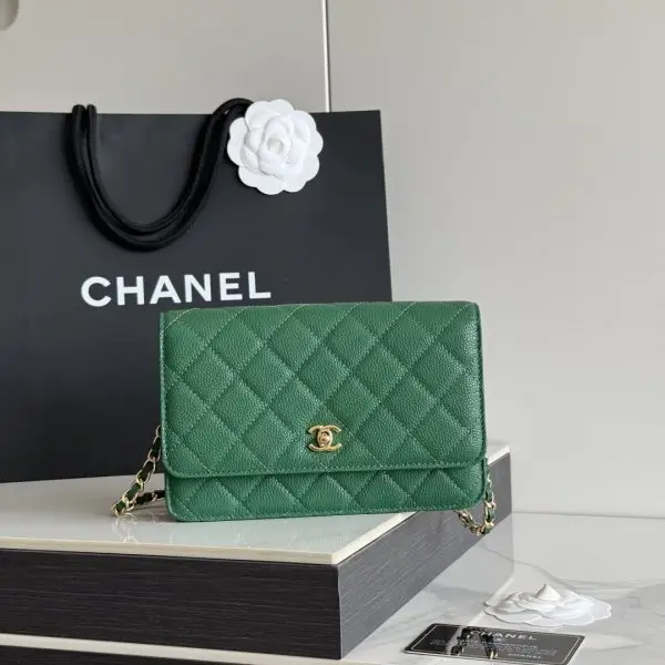2026 新品 chanel woc 第三代 发财包 出新品，大球鱼子酱牛皮最经典款 斜挎单肩 手提 多种样式背法，酷酷的外形，让你走路都带风，经典的包型，包身方方正正，尺寸适合日常所有风格打扮，包身采用小牛皮皮制成，在自然光下光泽度很好，皮质与手感完全无法用言语表达，好的东西隔着屏幕也能感受到它的完美质感，菱格饱满但是不会过于凸起，饱满度自然，这个度很难把握 ，市场大部分都是做的过于饱满！华丽与气质的前沿，是你意想不到的尊贵。里配原版布。五金钢麦尺寸:19cmX12cmX3cm编号：AP4241