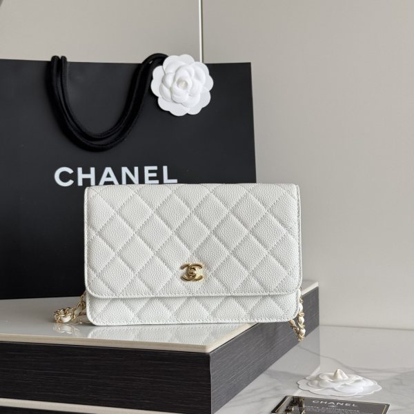 2026 新品 chanel woc 第三代 发财包 出新品，大球鱼子酱牛皮最经典款 斜挎单肩 手提 多种样式背法，酷酷的外形，让你走路都带风，经典的包型，包身方方正正，尺寸适合日常所有风格打扮，包身采用小牛皮皮制成，在自然光下光泽度很好，皮质与手感完全无法用言语表达，好的东西隔着屏幕也能感受到它的完美质感，菱格饱满但是不会过于凸起，饱满度自然，这个度很难把握 ，市场大部分都是做的过于饱满！华丽与气质的前沿，是你意想不到的尊贵。里配原版布。五金钢麦尺寸:19cmX12cmX3cm编号：AP4241