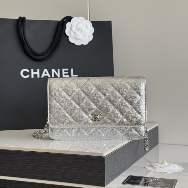 2026 新品 chanel woc 第三代 发财包 出新品，大球鱼子酱牛皮最经典款 斜挎单肩 手提 多种样式背法，酷酷的外形，让你走路都带风，经典的包型，包身方方正正，尺寸适合日常所有风格打扮，包身采用小牛皮皮制成，在自然光下光泽度很好，皮质与手感完全无法用言语表达，好的东西隔着屏幕也能感受到它的完美质感，菱格饱满但是不会过于凸起，饱满度自然，这个度很难把握 ，市场大部分都是做的过于饱满！华丽与气质的前沿，是你意想不到的尊贵。里配原版布。五金钢麦尺寸:19cmX12cmX3cm编号：AP4241