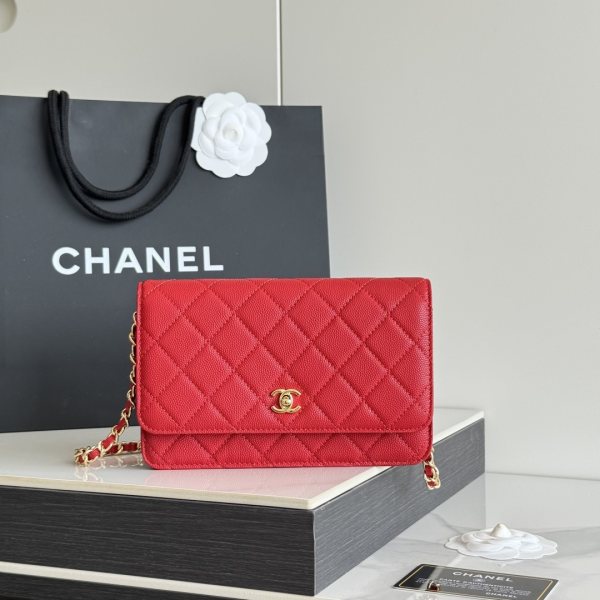 2026 新品 chanel woc 第三代 发财包 出新品，鱼子酱牛皮最经典款 斜挎单肩 手提 多种样式背法，酷酷的外形，让你走路都带风，经典的包型，包身方方正正，尺寸适合日常所有风格打扮，包身采用小牛皮皮制成，在自然光下光泽度很好，皮质与手感完全无法用言语表达，好的东西隔着屏幕也能感受到它的完美质感，菱格饱满但是不会过于凸起，饱满度自然，这个度很难把握 ，市场大部分都是做的过于饱满！华丽与气质的前沿，是你意想不到的尊贵。进口小羊皮 里配原版布。五金钢麦尺寸:19cmX12cmX3cm编号：AP4241