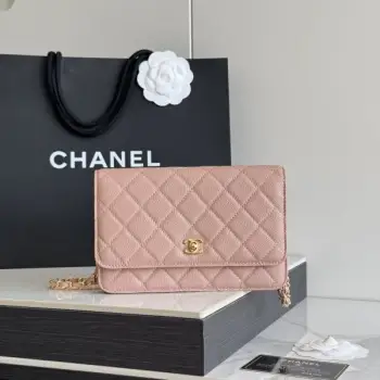 2026 新品 chanel woc 第三代 发财包 出新品，大球鱼子酱牛皮最经典款 斜挎单肩 手提 多种样式背法，酷酷的外形，让你走路都带风，经典的包型，包身方方正正，尺寸适合日常所有风格打扮，包身采用小牛皮皮制成，在自然光下光泽度很好，皮质与手感完全无法用言语表达，好的东西隔着屏幕也能感受到它的完美质感，菱格饱满但是不会过于凸起，饱满度自然，这个度很难把握 ，市场大部分都是做的过于饱满！华丽与气质的前沿，是你意想不到的尊贵。里配原版布。五金钢麦尺寸:19cmX12cmX3cm编号：AP4241
