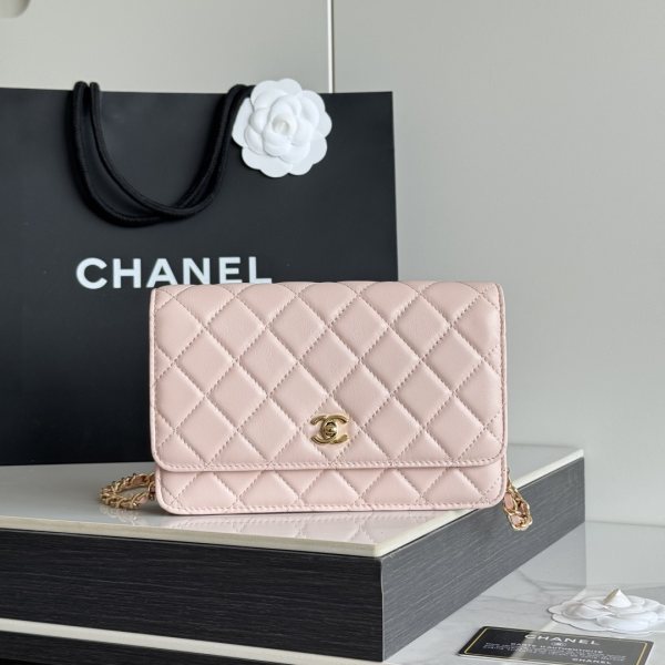 2026 新品 chanel woc 第三代 发财包 出新品，小羊皮 最经典款 斜挎单肩 手提 多种样式背法，酷酷的外形，让你走路都带风，经典的包型，包身方方正正，尺寸适合日常所有风格打扮，包身采用小牛皮皮制成，在自然光下光泽度很好，皮质与手感完全无法用言语表达，好的东西隔着屏幕也能感受到它的完美质感，菱格饱满但是不会过于凸起，饱满度自然，这个度很难把握 ，市场大部分都是做的过于饱满！华丽与气质的前沿，是你意想不到的尊贵。进口小羊皮 里配原版布。五金钢麦尺寸:19cmX12cmX3cm编号：AP4241