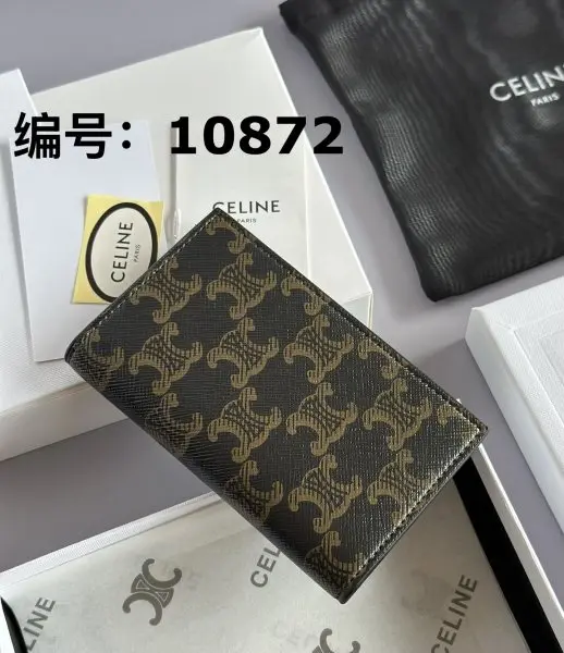 TRIOMPHE标志印花竖款卡包编号:10872 黑色/老花TRIOMPHE印花面料衬里：牛皮革/织物4个卡槽3个扁平口袋1个外侧平口袋尺寸:w7.5xh12xd1cm