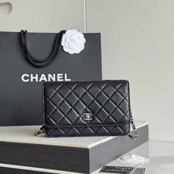 2026 新品 chanel woc 第三代 发财包 出新品，小羊皮 最经典款 斜挎单肩 手提 多种样式背法，酷酷的外形，让你走路都带风，经典的包型，包身方方正正，尺寸适合日常所有风格打扮，包身采用小牛皮皮制成，在自然光下光泽度很好，皮质与手感完全无法用言语表达，好的东西隔着屏幕也能感受到它的完美质感，菱格饱满但是不会过于凸起，饱满度自然，这个度很难把握 ，市场大部分都是做的过于饱满！华丽与气质的前沿，是你意想不到的尊贵。进口小羊皮 里配原版布。五金钢麦尺寸:19cmX12cmX3cm编号：AP4241