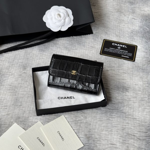新品上架 鳄鱼纹 26s 𝗖𝗵𝗮𝗻𝗲𝗹 𝗖𝗹𝗮𝘀𝗶𝗰 𝗙𝗹𝗮𝗽 经典卡包 •鳄鱼纹对折cf 卡包绿色鳄鱼纹是独一份的精致当亮面皮革与金色五金碰撞利落的版型 、每一道肌理都在诉说着经当你拿出的瞬间 你就已经赢了～ 尺寸：𝟏𝟏.𝟓×𝟕.𝟓×𝟑𝐜𝐦 编号：5190