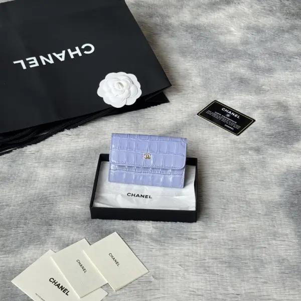 新品上架 鳄鱼纹 26s 𝗖𝗵𝗮𝗻𝗲𝗹 𝗖𝗹𝗮𝘀𝗶𝗰 𝗙𝗹𝗮𝗽 经典卡包 •鳄鱼纹对折cf 卡包绿色鳄鱼纹是独一份的精致当亮面皮革与金色五金碰撞利落的版型 、每一道肌理都在诉说着经当你拿出的瞬间 你就已经赢了～ 尺寸：𝟏𝟏.𝟓×𝟕.𝟓×𝟑𝐜𝐦 编号：5190