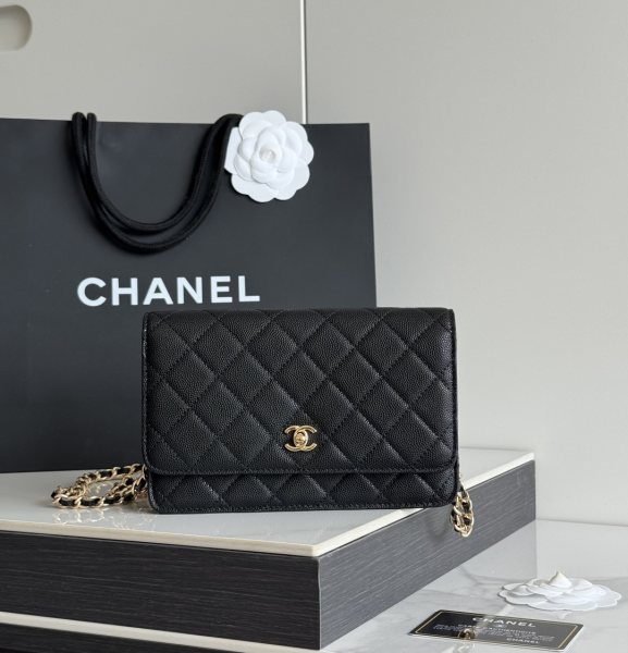 2026 新品 chanel woc 第三代 发财包 出新品，漆皮 小牛皮 鱼子酱内里羊皮 最经典款 斜挎单肩 手提 多种样式背法，酷酷的外形，让你走路都带风，经典的包型，包身方方正正，尺寸适合日常所有风格打扮，包身采用小牛皮皮制成，在自然光下光泽度很好，皮质与手感完全无法用言语表达，好的东西隔着屏幕也能感受到它的完美质感，菱格饱满但是不会过于凸起，饱满度自然，这个度很难把握 ，市场大部分都是做的过于饱满！华丽与气质的前沿，是你意想不到的尊贵。进口小羊皮 里配原版布。五金钢麦尺寸:19cmX12cmX3cm编号：AP4241