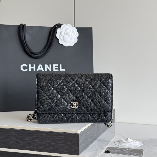 2026 新品 chanel woc 第三代 发财包 出新品，大球鱼子酱牛皮最经典款 斜挎单肩 手提 多种样式背法，酷酷的外形，让你走路都带风，经典的包型，包身方方正正，尺寸适合日常所有风格打扮，包身采用小牛皮皮制成，在自然光下光泽度很好，皮质与手感完全无法用言语表达，好的东西隔着屏幕也能感受到它的完美质感，菱格饱满但是不会过于凸起，饱满度自然，这个度很难把握 ，市场大部分都是做的过于饱满！华丽与气质的前沿，是你意想不到的尊贵。里配原版布。五金钢麦尺寸:19cmX12cmX3cm编号：AP4241