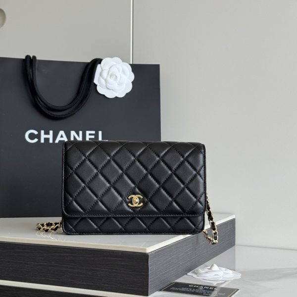 2026 新品 chanel woc 第三代 发财包 出新品，小羊皮 最经典款 斜挎单肩 手提 多种样式背法，酷酷的外形，让你走路都带风，经典的包型，包身方方正正，尺寸适合日常所有风格打扮，包身采用小牛皮皮制成，在自然光下光泽度很好，皮质与手感完全无法用言语表达，好的东西隔着屏幕也能感受到它的完美质感，菱格饱满但是不会过于凸起，饱满度自然，这个度很难把握 ，市场大部分都是做的过于饱满！华丽与气质的前沿，是你意想不到的尊贵。进口小羊皮 里配原版布。五金钢麦尺寸:19cmX12cmX3cm编号：AP4241
