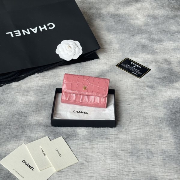 新品上架 鳄鱼纹 26s 𝗖𝗵𝗮𝗻𝗲𝗹 𝗖𝗹𝗮𝘀𝗶𝗰 𝗙𝗹𝗮𝗽 经典卡包 •鳄鱼纹对折cf 卡包绿色鳄鱼纹是独一份的精致当亮面皮革与金色五金碰撞利落的版型 、每一道肌理都在诉说着经当你拿出的瞬间 你就已经赢了～ 尺寸：𝟏𝟏.𝟓×𝟕.𝟓×𝟑𝐜𝐦 编号：5190