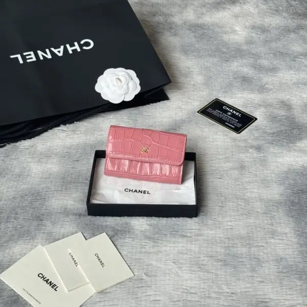 新品上架 鳄鱼纹 26s 𝗖𝗵𝗮𝗻𝗲𝗹 𝗖𝗹𝗮𝘀𝗶𝗰 𝗙𝗹𝗮𝗽 经典卡包 •鳄鱼纹对折cf 卡包绿色鳄鱼纹是独一份的精致当亮面皮革与金色五金碰撞利落的版型 、每一道肌理都在诉说着经当你拿出的瞬间 你就已经赢了～ 尺寸：𝟏𝟏.𝟓×𝟕.𝟓×𝟑𝐜𝐦 编号：5190