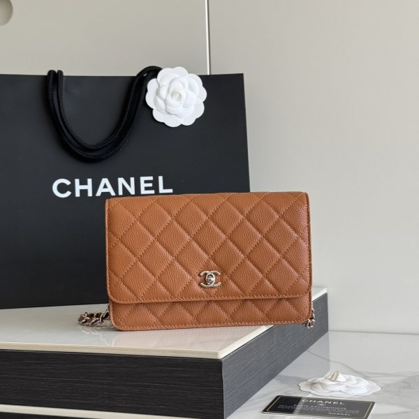 2026 新品 chanel woc 第三代 发财包 出新品，大球鱼子酱牛皮最经典款 斜挎单肩 手提 多种样式背法，酷酷的外形，让你走路都带风，经典的包型，包身方方正正，尺寸适合日常所有风格打扮，包身采用小牛皮皮制成，在自然光下光泽度很好，皮质与手感完全无法用言语表达，好的东西隔着屏幕也能感受到它的完美质感，菱格饱满但是不会过于凸起，饱满度自然，这个度很难把握 ，市场大部分都是做的过于饱满！华丽与气质的前沿，是你意想不到的尊贵。里配原版布。五金钢麦尺寸:19cmX12cmX3cm编号：AP4241
