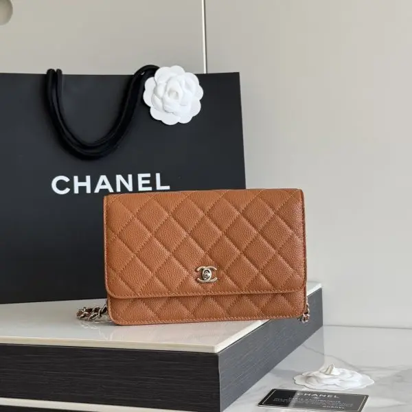 2026 新品 chanel woc 第三代 发财包 出新品，大球鱼子酱牛皮最经典款 斜挎单肩 手提 多种样式背法，酷酷的外形，让你走路都带风，经典的包型，包身方方正正，尺寸适合日常所有风格打扮，包身采用小牛皮皮制成，在自然光下光泽度很好，皮质与手感完全无法用言语表达，好的东西隔着屏幕也能感受到它的完美质感，菱格饱满但是不会过于凸起，饱满度自然，这个度很难把握 ，市场大部分都是做的过于饱满！华丽与气质的前沿，是你意想不到的尊贵。里配原版布。五金钢麦尺寸:19cmX12cmX3cm编号：AP4241