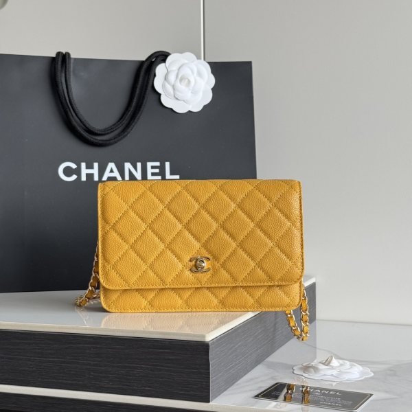 2026 新品 chanel woc 第三代 发财包 出新品，大球鱼子酱牛皮最经典款 斜挎单肩 手提 多种样式背法，酷酷的外形，让你走路都带风，经典的包型，包身方方正正，尺寸适合日常所有风格打扮，包身采用小牛皮皮制成，在自然光下光泽度很好，皮质与手感完全无法用言语表达，好的东西隔着屏幕也能感受到它的完美质感，菱格饱满但是不会过于凸起，饱满度自然，这个度很难把握 ，市场大部分都是做的过于饱满！华丽与气质的前沿，是你意想不到的尊贵。里配原版布。五金钢麦尺寸:19cmX12cmX3cm编号：AP4241