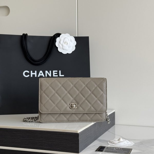 2026 新品 chanel woc 第三代 发财包 出新品，大球鱼子酱牛皮最经典款 斜挎单肩 手提 多种样式背法，酷酷的外形，让你走路都带风，经典的包型，包身方方正正，尺寸适合日常所有风格打扮，包身采用小牛皮皮制成，在自然光下光泽度很好，皮质与手感完全无法用言语表达，好的东西隔着屏幕也能感受到它的完美质感，菱格饱满但是不会过于凸起，饱满度自然，这个度很难把握 ，市场大部分都是做的过于饱满！华丽与气质的前沿，是你意想不到的尊贵。里配原版布。五金钢麦尺寸:19cmX12cmX3cm编号：AP4241