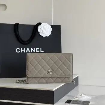 2026 新品 chanel woc 第三代 发财包 出新品，大球鱼子酱牛皮最经典款 斜挎单肩 手提 多种样式背法，酷酷的外形，让你走路都带风，经典的包型，包身方方正正，尺寸适合日常所有风格打扮，包身采用小牛皮皮制成，在自然光下光泽度很好，皮质与手感完全无法用言语表达，好的东西隔着屏幕也能感受到它的完美质感，菱格饱满但是不会过于凸起，饱满度自然，这个度很难把握 ，市场大部分都是做的过于饱满！华丽与气质的前沿，是你意想不到的尊贵。里配原版布。五金钢麦尺寸:19cmX12cmX3cm编号：AP4241