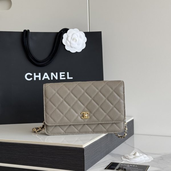 2026 新品 chanel woc 第三代 发财包 出新品，大球鱼子酱牛皮最经典款 斜挎单肩 手提 多种样式背法，酷酷的外形，让你走路都带风，经典的包型，包身方方正正，尺寸适合日常所有风格打扮，包身采用小牛皮皮制成，在自然光下光泽度很好，皮质与手感完全无法用言语表达，好的东西隔着屏幕也能感受到它的完美质感，菱格饱满但是不会过于凸起，饱满度自然，这个度很难把握 ，市场大部分都是做的过于饱满！华丽与气质的前沿，是你意想不到的尊贵。里配原版布。五金钢麦尺寸:19cmX12cmX3cm编号：AP4241