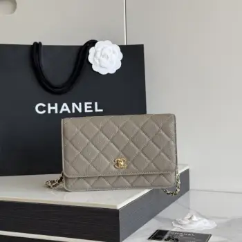 2026 新品 chanel woc 第三代 发财包 出新品，大球鱼子酱牛皮最经典款 斜挎单肩 手提 多种样式背法，酷酷的外形，让你走路都带风，经典的包型，包身方方正正，尺寸适合日常所有风格打扮，包身采用小牛皮皮制成，在自然光下光泽度很好，皮质与手感完全无法用言语表达，好的东西隔着屏幕也能感受到它的完美质感，菱格饱满但是不会过于凸起，饱满度自然，这个度很难把握 ，市场大部分都是做的过于饱满！华丽与气质的前沿，是你意想不到的尊贵。里配原版布。五金钢麦尺寸:19cmX12cmX3cm编号：AP4241