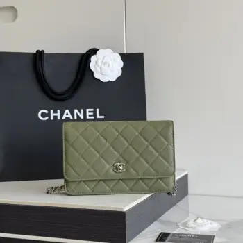 2026 新品 chanel woc 第三代 发财包 出新品，大球鱼子酱牛皮最经典款 斜挎单肩 手提 多种样式背法，酷酷的外形，让你走路都带风，经典的包型，包身方方正正，尺寸适合日常所有风格打扮，包身采用小牛皮皮制成，在自然光下光泽度很好，皮质与手感完全无法用言语表达，好的东西隔着屏幕也能感受到它的完美质感，菱格饱满但是不会过于凸起，饱满度自然，这个度很难把握 ，市场大部分都是做的过于饱满！华丽与气质的前沿，是你意想不到的尊贵。里配原版布。五金钢麦尺寸:19cmX12cmX3cm编号：AP4241