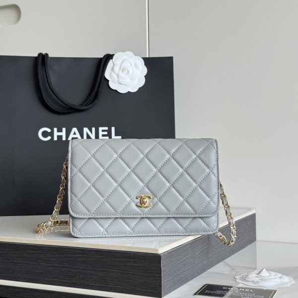 2026 新品 chanel woc 第三代 发财包 出新品，小羊皮 最经典款 斜挎单肩 手提 多种样式背法，酷酷的外形，让你走路都带风，经典的包型，包身方方正正，尺寸适合日常所有风格打扮，包身采用小牛皮皮制成，在自然光下光泽度很好，皮质与手感完全无法用言语表达，好的东西隔着屏幕也能感受到它的完美质感，菱格饱满但是不会过于凸起，饱满度自然，这个度很难把握 ，市场大部分都是做的过于饱满！华丽与气质的前沿，是你意想不到的尊贵。进口小羊皮 里配原版布。五金钢麦尺寸:19cmX12cmX3cm编号：AP4241
