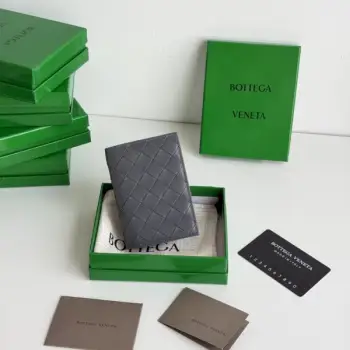 中格 胎牛皮 制作对折卡包 信用卡套 零钱卡包，采用原厂牛皮制作，翻盖开合，内设6个卡位和2个插袋，简单实用！尺寸:11*7.5㎝编号：80171055