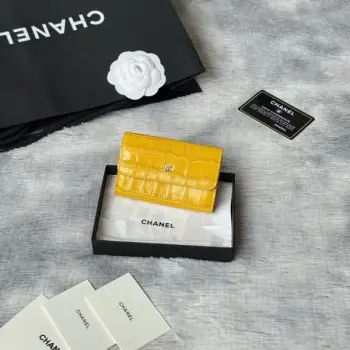 新品上架 鳄鱼纹 26s 𝗖𝗵𝗮𝗻𝗲𝗹 𝗖𝗹𝗮𝘀𝗶𝗰 𝗙𝗹𝗮𝗽 经典卡包 •鳄鱼纹对折cf 卡包绿色鳄鱼纹是独一份的精致当亮面皮革与金色五金碰撞利落的版型 、每一道肌理都在诉说着经当你拿出的瞬间 你就已经赢了～ 尺寸：𝟏𝟏.𝟓×𝟕.𝟓×𝟑𝐜𝐦 编号：5190