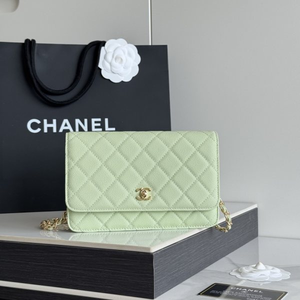 2026 新品 chanel woc 第三代 发财包 出新品，鱼子酱牛皮最经典款 斜挎单肩 手提 多种样式背法，酷酷的外形，让你走路都带风，经典的包型，包身方方正正，尺寸适合日常所有风格打扮，包身采用小牛皮皮制成，在自然光下光泽度很好，皮质与手感完全无法用言语表达，好的东西隔着屏幕也能感受到它的完美质感，菱格饱满但是不会过于凸起，饱满度自然，这个度很难把握 ，市场大部分都是做的过于饱满！华丽与气质的前沿，是你意想不到的尊贵。进口小羊皮 里配原版布。五金钢麦尺寸:19cmX12cmX3cm编号：AP4241