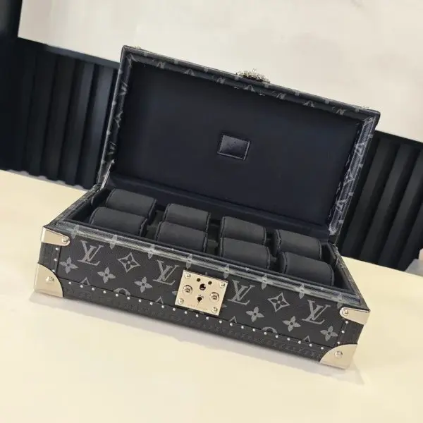 COFFRET 8 MONTRES 硬箱型号：M10262黑花黑 4700B品质升级对版（同步电子163C01变码芯片）本款 Coffret 8 Montres 硬箱呈现品牌经典 Monogram 图案，以简明构型释放优雅格调，可稳妥收纳珍藏腕表。尺寸：20.5 x 13.5 x 35 厘米(高 x 宽 x 长度)