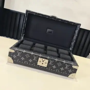 COFFRET 8 MONTRES 硬箱型号：M10262黑花黑 4700B品质升级对版（同步电子163C01变码芯片）本款 Coffret 8 Montres 硬箱呈现品牌经典 Monogram 图案，以简明构型释放优雅格调，可稳妥收纳珍藏腕表。尺寸：20.5 x 13.5 x 35 厘米(高 x 宽 x 长度)