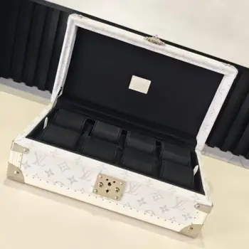 COFFRET 8 MONTRES 硬箱型号：M10613白花 4700B品质升级对版（同步电子163C01变码芯片）本款 Coffret 8 Montres 硬箱呈现品牌经典 Monogram 图案，以简明构型释放优雅格调，可稳妥收纳珍藏腕表。尺寸：20.5 x 13.5 x 35 厘米(高 x 宽 x 长度)