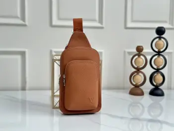 M2A175棕色全皮胸包这款Avenue Slingbag采用打蜡小牛皮打造，低调雅致，做旧银色金属配件更添质感。作为经典背包的优雅替代之选，包袋内设主隔层、前置拉链口袋，顶部还有一个三角形小袋。不可拆卸肩带可轻松调节，左肩、右肩均可背。尺寸：20 × 31 × 10 厘米（长 × 高 × 宽）