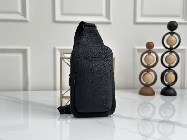 M15255黑色全皮胸包这款Avenue Slingbag采用打蜡小牛皮打造，低调雅致，做旧银色金属配件更添质感。作为经典背包的优雅替代之选，包袋内设主隔层、前置拉链口袋，顶部还有一个三角形小袋。不可拆卸肩带可轻松调节，左肩、右肩均可背。尺寸：20 × 31 × 10 厘米（长 × 高 × 宽）
