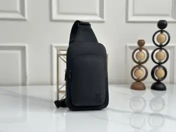 M15255黑色全皮胸包这款Avenue Slingbag采用打蜡小牛皮打造，低调雅致，做旧银色金属配件更添质感。作为经典背包的优雅替代之选，包袋内设主隔层、前置拉链口袋，顶部还有一个三角形小袋。不可拆卸肩带可轻松调节，左肩、右肩均可背。尺寸：20 × 31 × 10 厘米（长 × 高 × 宽）