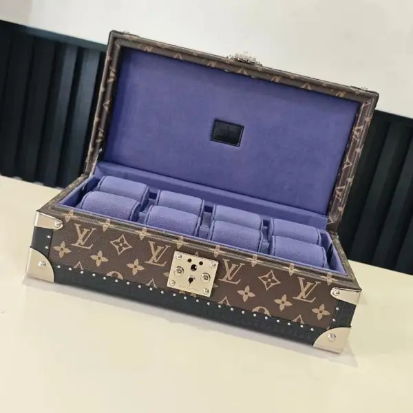 COFFRET 8 MONTRES 硬箱型号：M10263老花黑蓝 4700B品质升级对版（同步电子163C01变码芯片）本款 Coffret 8 Montres 硬箱呈现品牌经典 Monogram 图案，以简明构型释放优雅格调，可稳妥收纳珍藏腕表。尺寸：20.5 x 13.5 x 35 厘米(高 x 宽 x 长度)