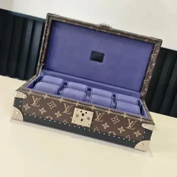 COFFRET 8 MONTRES 硬箱型号：M10263老花黑蓝 4700B品质升级对版（同步电子163C01变码芯片）本款 Coffret 8 Montres 硬箱呈现品牌经典 Monogram 图案，以简明构型释放优雅格调，可稳妥收纳珍藏腕表。尺寸：20.5 x 13.5 x 35 厘米(高 x 宽 x 长度)