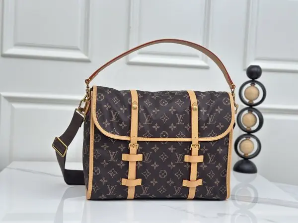 M2A425老花翻盖邮差包 本款Jet Lag Bag採用Louis Vuitton Silk Tech製造，運用革新技術結合絲質與再生尼龍織造而成，質感格外輕盈柔軟。寬敞的主隔層可收納日常必需品，並設有專屬空間放置手提電腦。袋款設計靈活多變，配備方便手攜的頂部手柄，並附可調節長度的肩帶。尺寸：34.5 x 26 x 13CM (長度 x 高度 x 闊度)