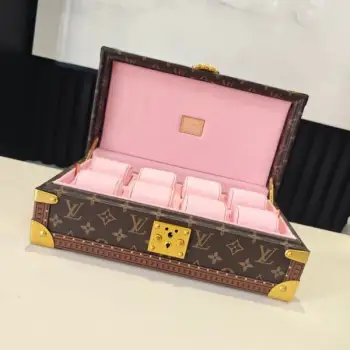 COFFRET 8 MONTRES 硬箱型号：M10260老花粉 4700B品质升级对版（同步电子163C01变码芯片）本款 Coffret 8 Montres 硬箱呈现品牌经典 Monogram 图案，以简明构型释放优雅格调，可稳妥收纳珍藏腕表。尺寸：20.5 x 13.5 x 35 厘米(高 x 宽 x 长度)