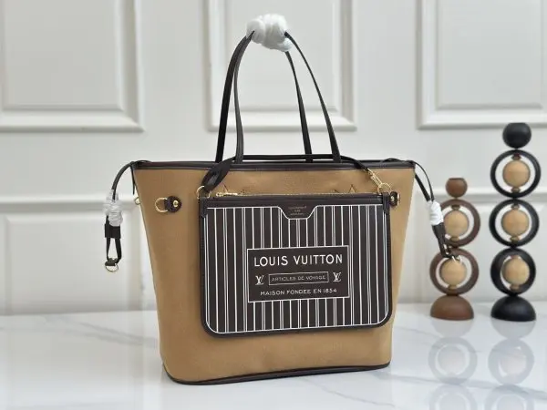 M29973 麂皮双面购物袋 返校季系列特别推出的麂皮款 Neverfull Inside Out MM，是今季乃至未来的优雅之选。其双面设计可翻转展示标志性的Monogram 帆布内衬，并饰以金色五金件，增添精致格调。包身尺寸足以容纳笔记本电脑，另配拉链收纳袋，可作为独立配饰使用尺寸：31 x 28 x 14CM (长度 x 高 x 宽)