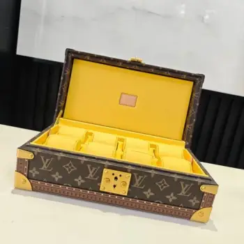 COFFRET 8 MONTRES 硬箱型号：M10128柠檬黄品质升级对版（同步电子163C01变码芯片）本款 Coffret 8 Montres 硬箱呈现品牌经典 Monogram 图案，以简明构型释放优雅格调，可稳妥收纳珍藏腕表。尺寸：20.5 x 13.5 x 35 厘米(高 x 宽 x 长度)